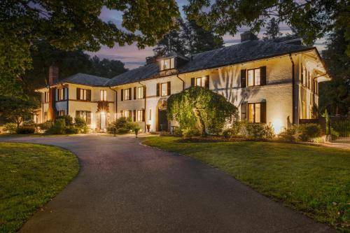 Needham House | 836 m² House ∙ 5 bedrooms ∙ 11 guests