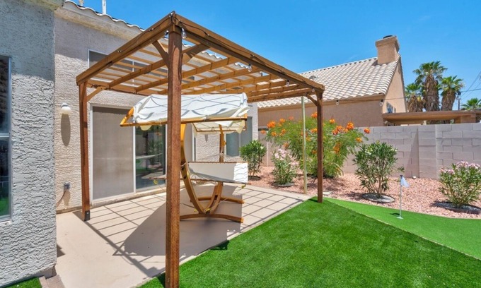 North Las Vegas House | 8BR 5BA SuperHero Retreat-King Beds, BBQ, Hammock, Firepit, MiniGolf, WorkSpace