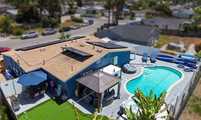 Bay Ho House | 8ft Deep Heated Pool, 9 Seat Medical Grade Jacuzzi, Mini-Golf & Chef’s Kitchen!