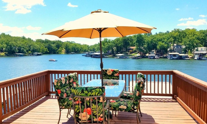 Eagles Nest House | 8MM Lake view/cove fun! Great for groups-2 kitchens, 3 decks, 2 docks, Sleep 18!