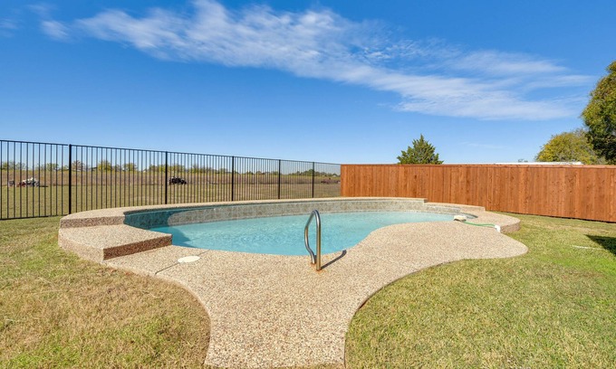Sanger House | 9 Mi to Ray Roberts Lake: Texas Retreat w/Pool