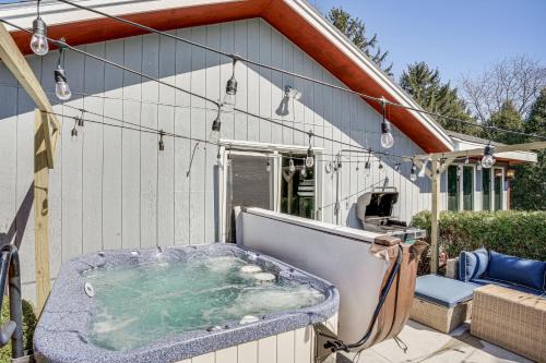 Howards Grove House | 9 Mi to Shore Home with Hot Tub in Howards Grove!