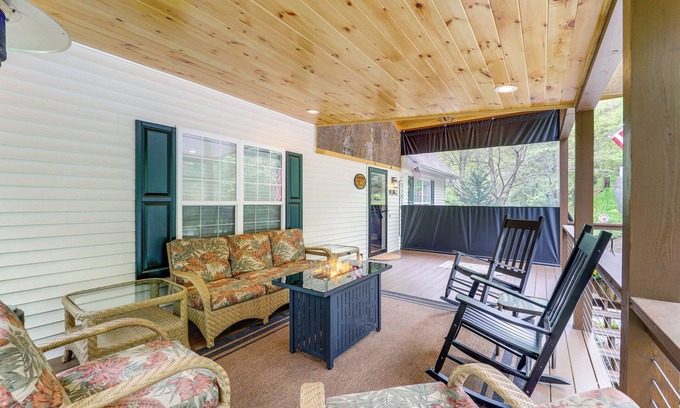 Newland House | 9 Mi to Sugar Mountain: Newland Cabin w/Fire Pit!