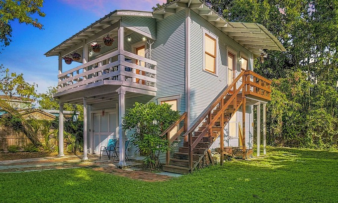 Seminole Heights Apartment | 9 Mins to Downtown Tampa, Full Kitchen, King Bed, Balcony, Smart TV's