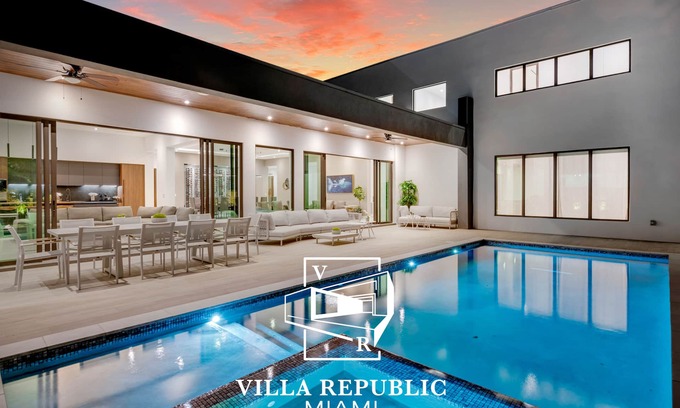 North Miami Beach House | 9BR Opulent Villa Emerald