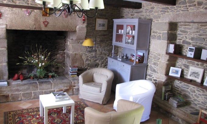 Lanvallay House | A 18th century, peaceful, charming, mod cons, family house. Sun. Fenced garden