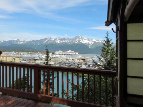 Seward Apartment | A Cabin on the Cliff