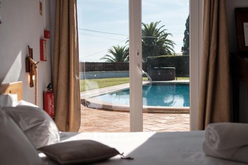 Santa Comba Dao House | A Casa Branca - with Pool & Jacuzzi
