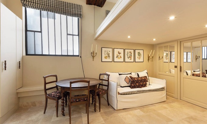 Saint-Thomas-d'Aquin House | A Charming 2-BR/2BA in Saint Germain