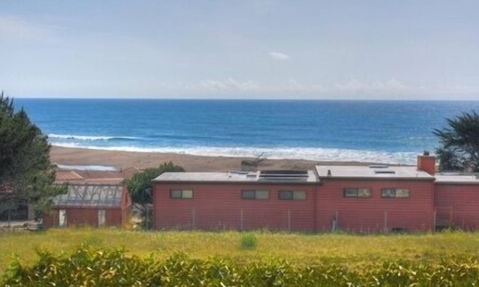 Happy Hill House | A Cool House, A Cool View