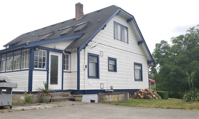 Graham Other | A country hostel with safe affordable beds in dorm style bedrooms