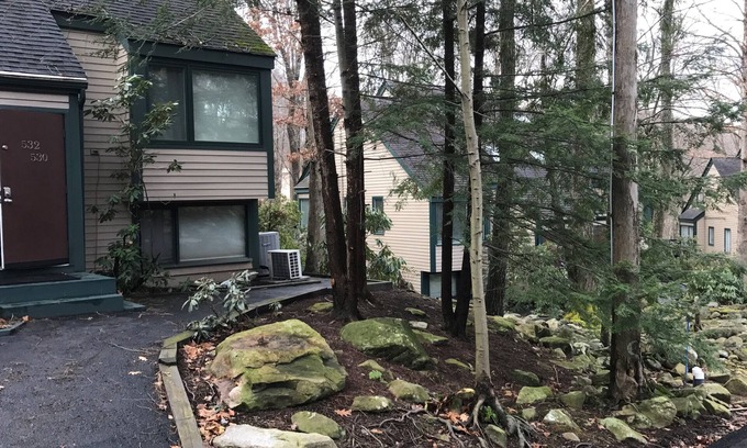Farmington Condo | A Cozy, Quiet Getaway