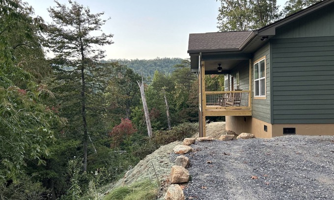 Sylva House | A Fantastic View Sylva- WCU - Cherokee - Dillsboro-Pet Friendly