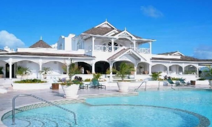 Folkestone Villa | A Flare That Sparkles In This Prestigious Resort