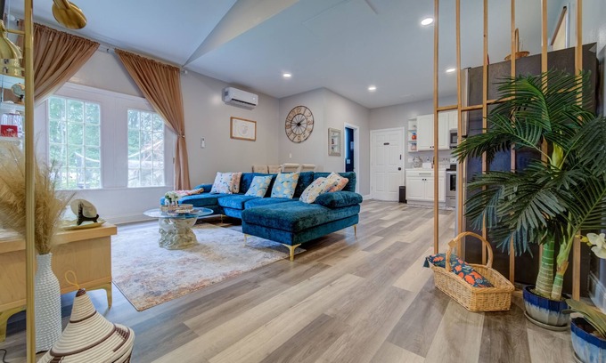 Bristol House | A Homey Heaven - Modern, Pet-Friendly, Gaming, Full Kitchen and more.