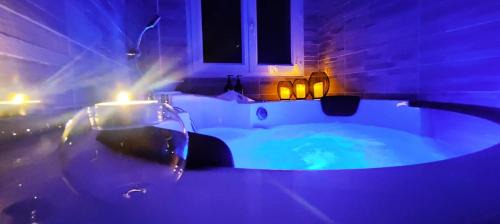 Cuges-les-Pins Bed & Breakfast | A l'Orée des pins - Gite et spa de 30 m2- Home Cinéma et massage en sup