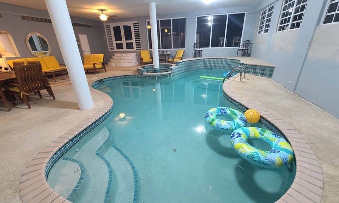 Valenciano Arriba Villa | A luxury escape, where the pool is always perfect