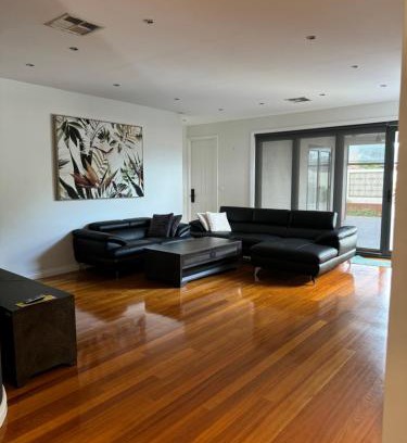 Oakleigh House | A luxury home in Oakleigh