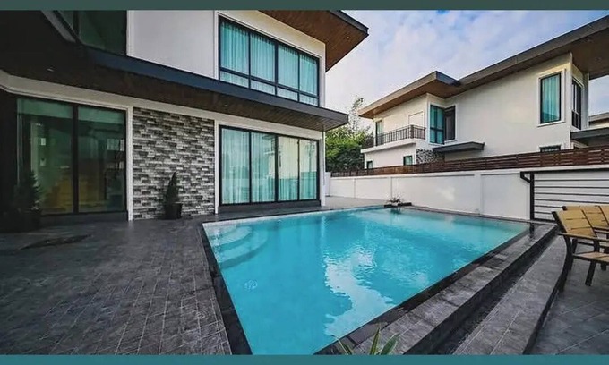 Huai Yai Villa | A luxury Pool villa for Friends & Family 5 Bedrooms pet friendly