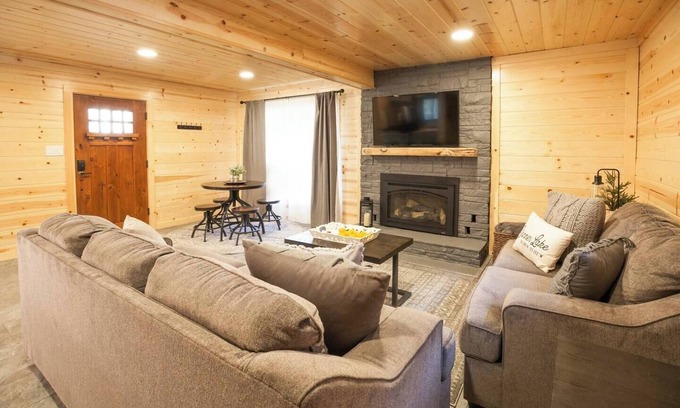 Donner Lake Woods Cabin | A Peek of Donner Lake | Charming Winter Retreat