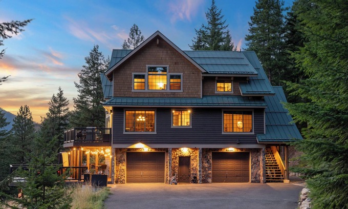 Cle Elum Cabin | A PNW dream! Hot Tub, Views, Firepits, Games, Hiking and Epic Location!