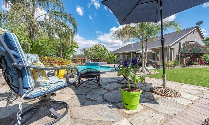 Visalia House | A Relaxing Retreat with Pool and Heated Jacuzzi near Sequoia Parks