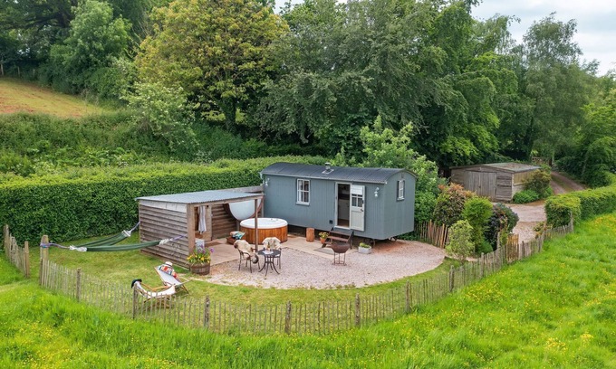 Kenn Cabin | A shepherds hut that sleeps 2 guests in 1 bedroom