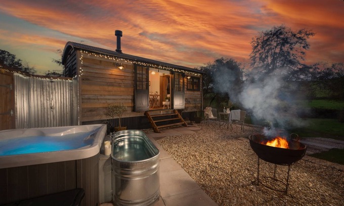 Kenn Cabin | A shepherds hut that sleeps 2 guests in 1 bedroom