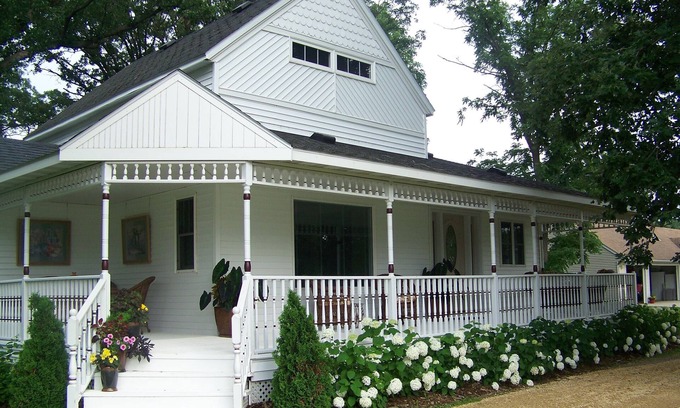 Red Rock House | A Touch of Elegance At Jessie's Guest House