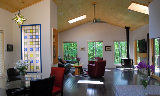 Woodstock Cabin | A True Gem in the heart of Woodstock, w/fireplace & hot tub, wheelchair access