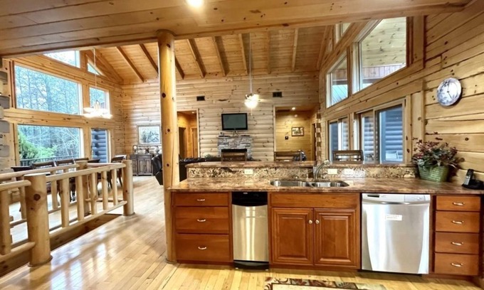 Tellico Plains Cabin | A true log cabin with 360 degree mountain views - Pet and Motorcycle friendly! 5 Bedroom Cabin by RedAwning