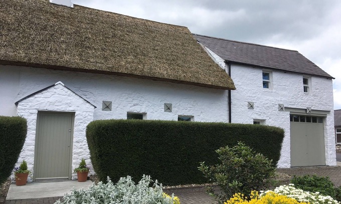 Duleek Cottage | A Unique Thatched Cottage close to Newgrange & Dublin Airport