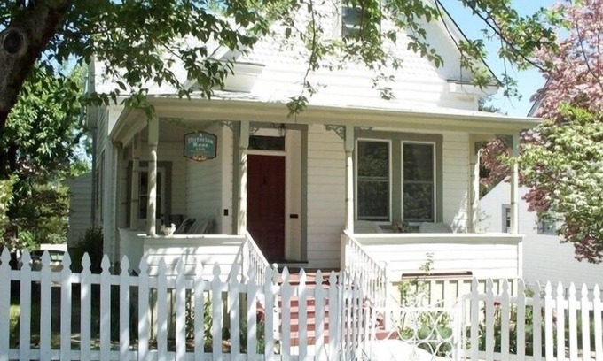 Grass Valley House | A Victorian Rose, DOWNTOWN, hot tub, man cave,couples, families & groups welcome