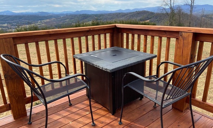 Fleetwood House | A View for Two: Tiny House with BIG VIEWS