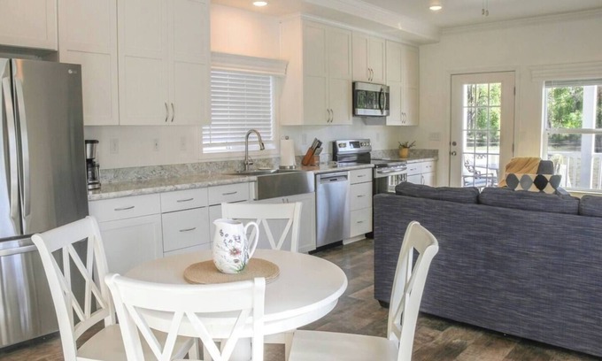 Hermosa Cottage | A wonderful 2 bedroom/2 bath rental (1,000 sq