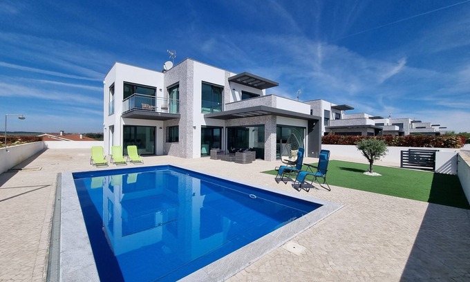 Bombarral Villa | A Wonderful Detached Villa With Stunning Views and Pool Close to Amazing Beaches