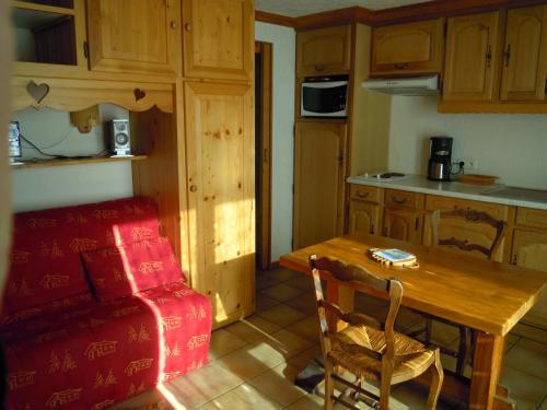 Praz-sur-Arly Apartment | A4 km de Megève très joli studio avec jacuzzi ,vue sur les montagnes au calme
