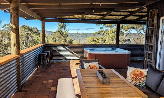 Curraweela House | Abercrombie Ridge - Lux LODGE and Spa Retreat - Pet-friendly