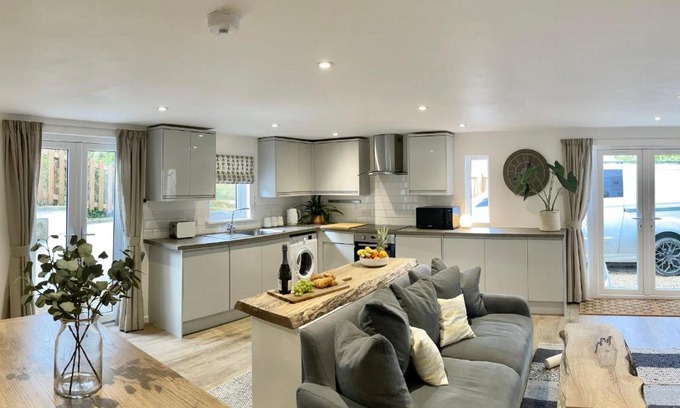 Raymonds Hill House | Abode