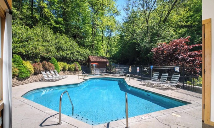 Black Bear Falls Cabin | ABOVE THE CLOUDS! 4 Bedroom in the Smokies!