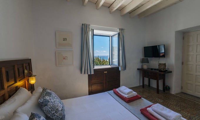 El Golfo Apartment | Abuelos, Sea Views -Casa Rural Caleton del Golfo