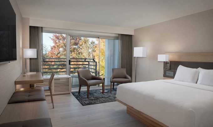 Lake Forest Hotel | AC Hotel by Marriott Portland Lake Oswego