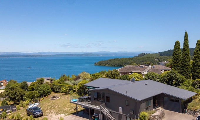 Taupo House | Acacia Bay Bach - Views, Spa & Serenity - Taupo