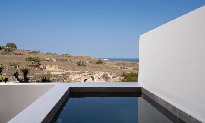 Tholos Hotel | Acanthus Oia-Suites With Private Hot Tub