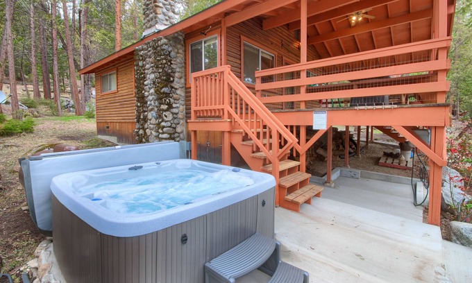 North Wawona House | Acorn Alley Inside Yosemite - Dog Friendly! w/Hot tub, Fire pit, EV Charger