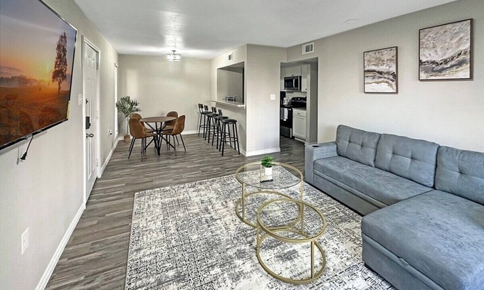 Addison Apartment | Addison, Free park, Wi-Fi, Pool and Gym