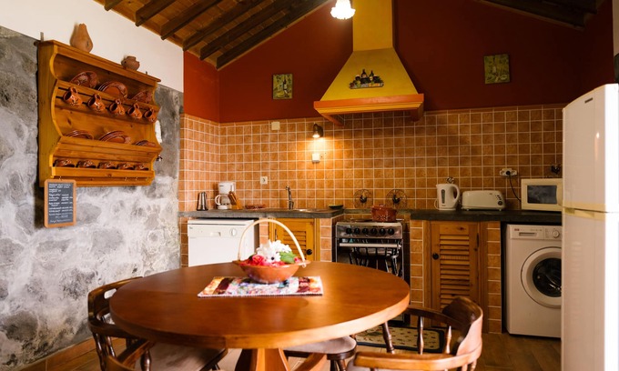 Prainha House | Adega Flor da Ribeira - Adegas do Pico