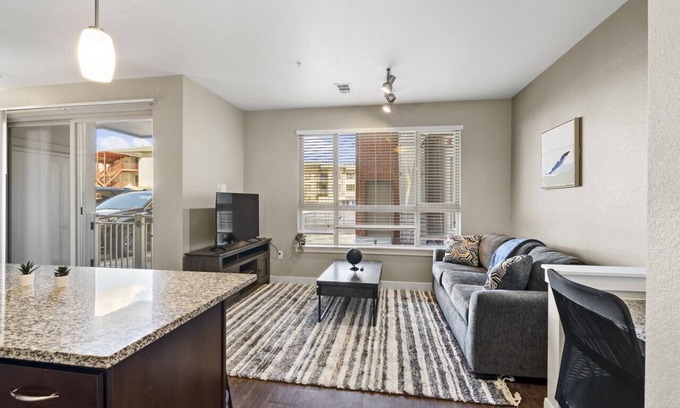 Lone Tree Apartment | Adorable 1BR Sky Ridge Medical