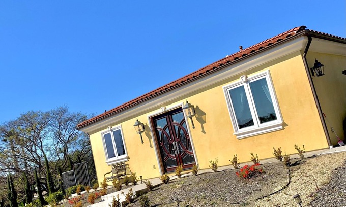 Rancho Santa Fe Cottage | Adorable 2 Bedroom Guest House, 12 minutes from beach, 7 minutes from shopping