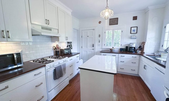 Duckpond House | Adorable 2bed/1.5 bath house in Duck Pond